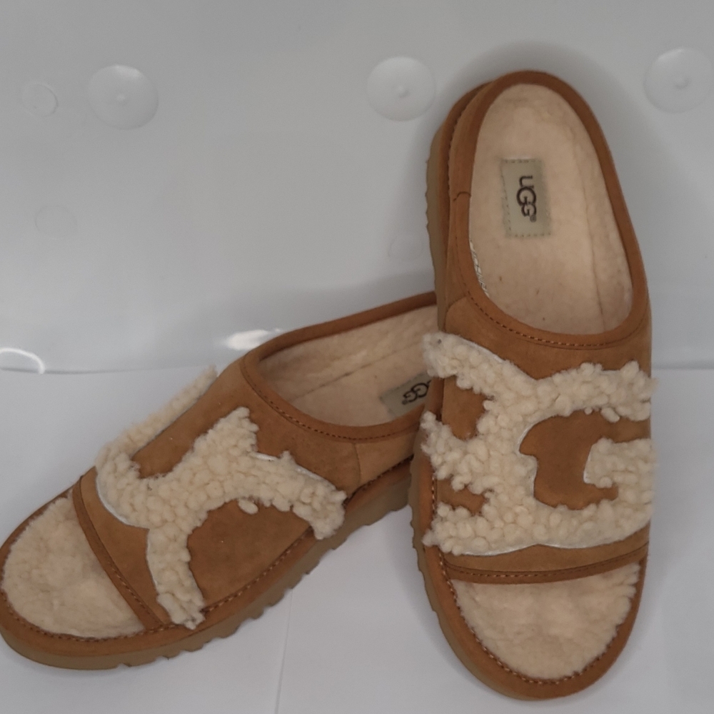 UGG CHESTNUT SHEARLING, UGG LOGO SLIDE SLIPPERS
